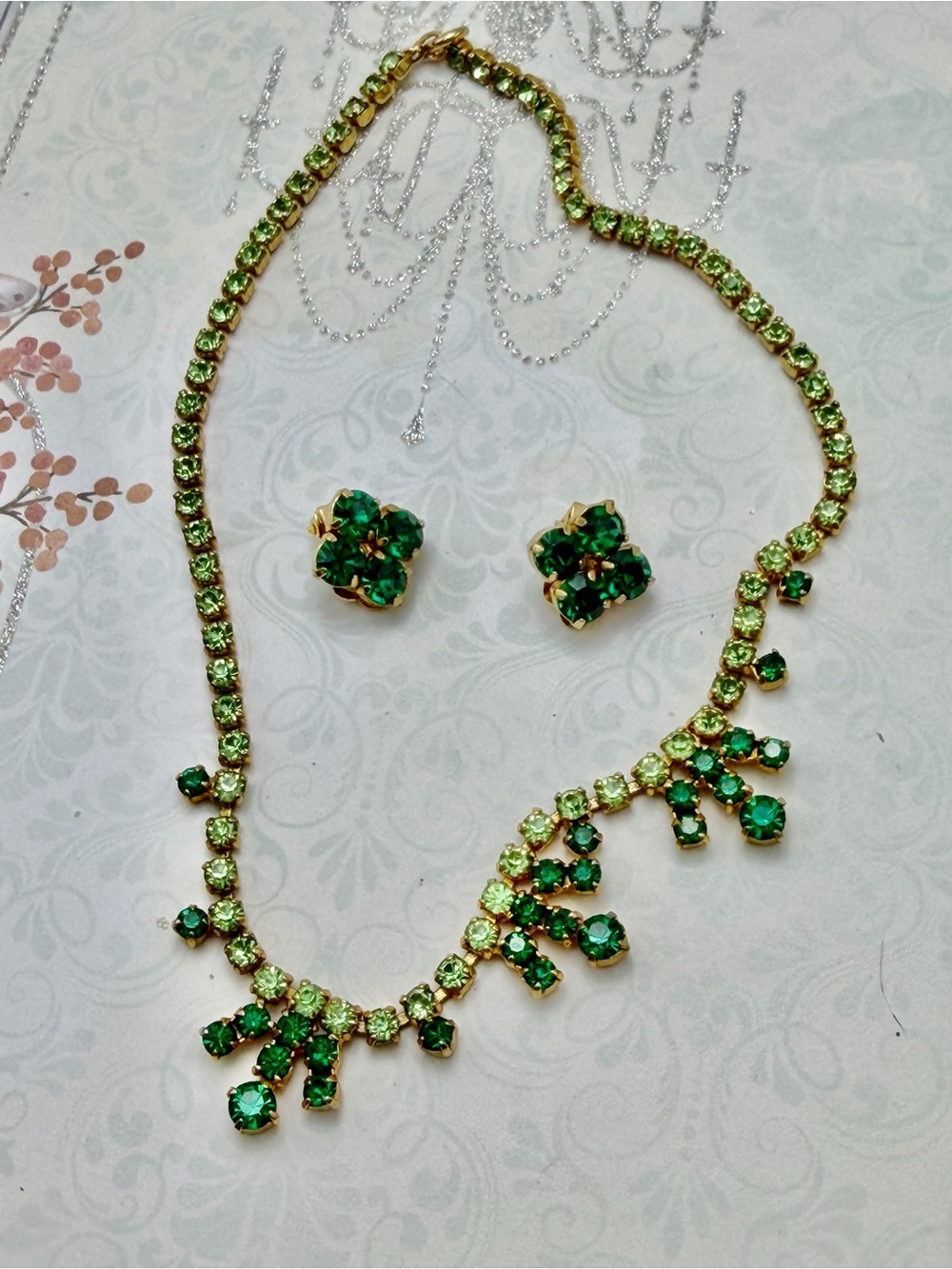 🦃🦃🦃Vintage Green Necklace and Earring Set